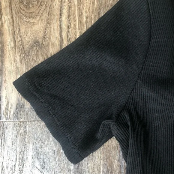 Zara Basic Short Sleeve Ribbed Crop Top - Picture 3 of 7